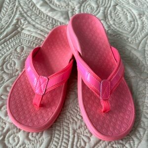 VIONIC Tide Hot Pink Flip Flops Size 7M NWOB